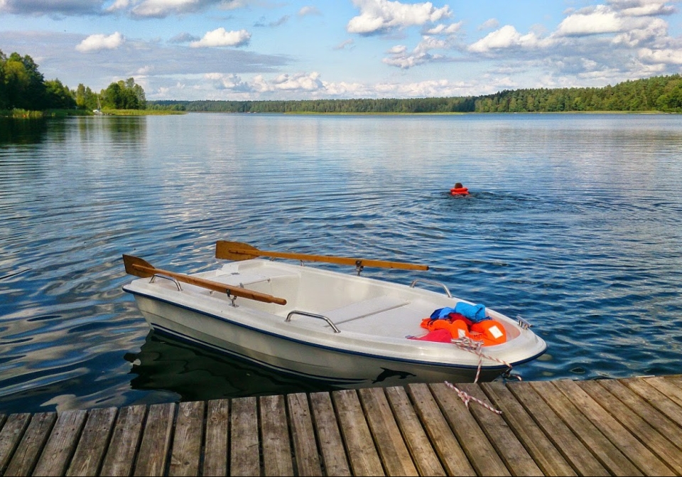 łódka nad jeziorem